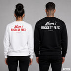 Mum’s biggest flex – Pullover mit Backprint, Frau in Weiß mit rotem und Mann in Schwarz mit weißem Aufdruck