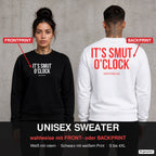 IT’S SMUT O’CLOCK – Pullover wahlweise mit Front- oder Backprint, Paar vor Betonwand