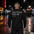 Ugly people hate me – schwarzer Pullover mit weißem Backprint, Herren in der Stadt bei Nacht