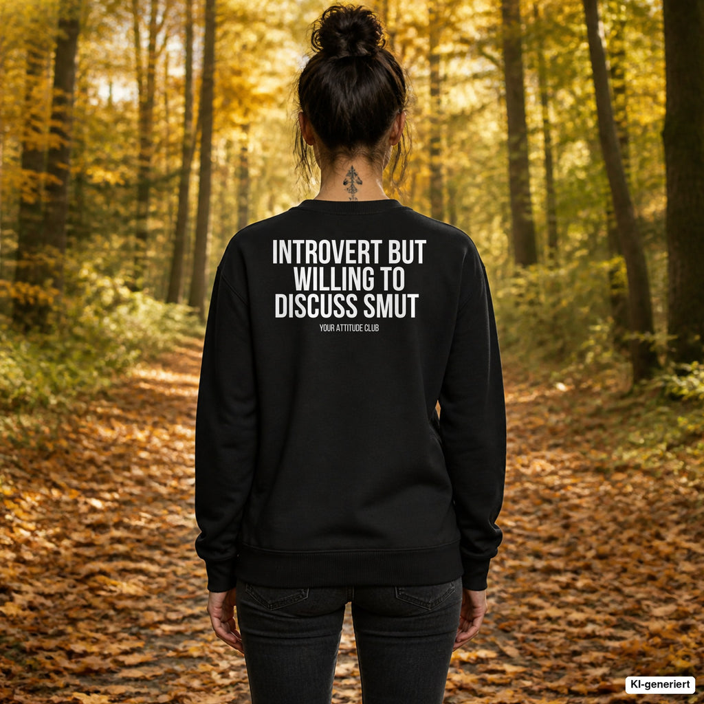 Introvert but willing to discuss smut – schwarzer Pullover mit weißem Backprint, Damen beim Herbstspaziergang