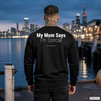 My mum says I’m special – schwarzer Pullover mit weißem Backprint, Herren am Hafen