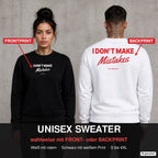 I don’t make mistakes – Pullover wahlweise mit Front- oder Backprint, Paar vor Betonwand
