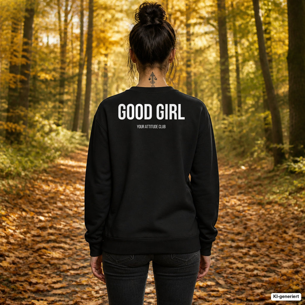 GOOD GIRL – schwarzer Pullover mit weißem Backprint, Damen beim Herbstspaziergang