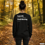 Fuck off, sorry I mean good morning – schwarzer Pullover mit weißem Backprint, Damen beim Herbstspaziergang