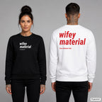 Wifey material – Pullover unisex mit Frontprint (Frau, Schwarz) und Backprint (Mann, Weiß)