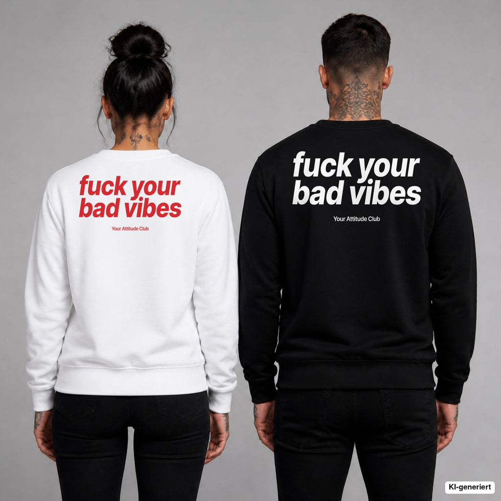 Fuck your bad vibes – Pullover mit Backprint, Frau in Weiß mit rotem und Mann in Schwarz mit weißem Aufdruck