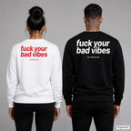 Fuck your bad vibes – Pullover mit Backprint, Frau in Weiß mit rotem und Mann in Schwarz mit weißem Aufdruck