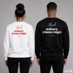 Fuck ordinary, choose magic – Pullover mit Backprint, Frau in Weiß mit rotem und Mann in Schwarz mit weißem Aufdruck