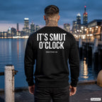 IT’S SMUT O’CLOCK – schwarzer Pullover mit weißem Backprint, Herren am Hafen