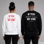 B*tch, don’t kill my vibe – Pullover mit Backprint, Frau in Weiß mit rotem und Mann in Schwarz mit weißem Aufdruck