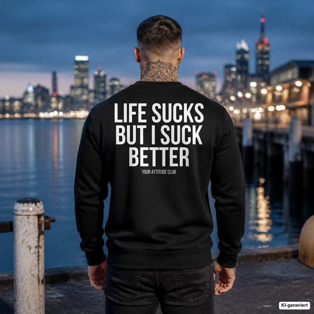 Life sucks but I suck better – schwarzer Pullover mit weißem Backprint, Herren am Hafen