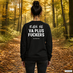 Rien ne va plus, fuckers – schwarzer Pullover mit weißem Backprint, Damen beim Herbstspaziergang