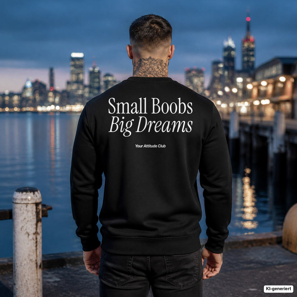 Small boobs, big dreams – schwarzer Pullover mit weißem Backprint, Herren am Hafen