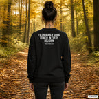 I‘m probably going to hell in every religion – schwarzer Pullover mit weißem Backprint, Damen beim Herbstspaziergang