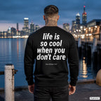 Life is so cool when you don’t care – schwarzer Pullover mit weißem Backprint, Herren am Hafen