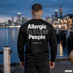Allergic to stupid people – schwarzer Pullover mit weißem Backprint, Herren am Hafen