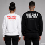 WINE, DINE & SIXTY-NINE – Pullover mit Backprint, Frau in Weiß mit rotem und Mann in Schwarz mit weißem Aufdruck