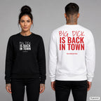 Big dick is back in town – Pullover unisex mit Frontprint (Frau, Schwarz) und Backprint (Mann, Weiß)