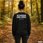 My guardian angel drinks – schwarzer Pullover mit weißem Backprint, Damen beim Herbstspaziergang