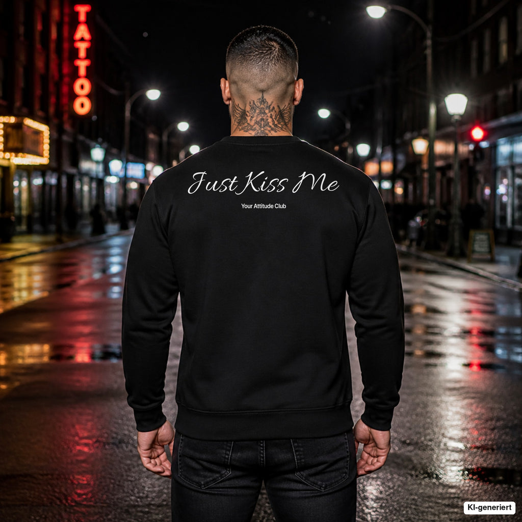 Just kiss me – schwarzer Pullover mit weißem Backprint, Herren in der Stadt bei Nacht