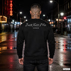 Just kiss me – schwarzer Pullover mit weißem Backprint, Herren in der Stadt bei Nacht