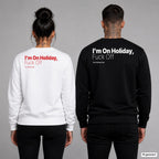 I’m on holiday, fuck off – Pullover mit Backprint, Frau in Weiß mit rotem und Mann in Schwarz mit weißem Aufdruck