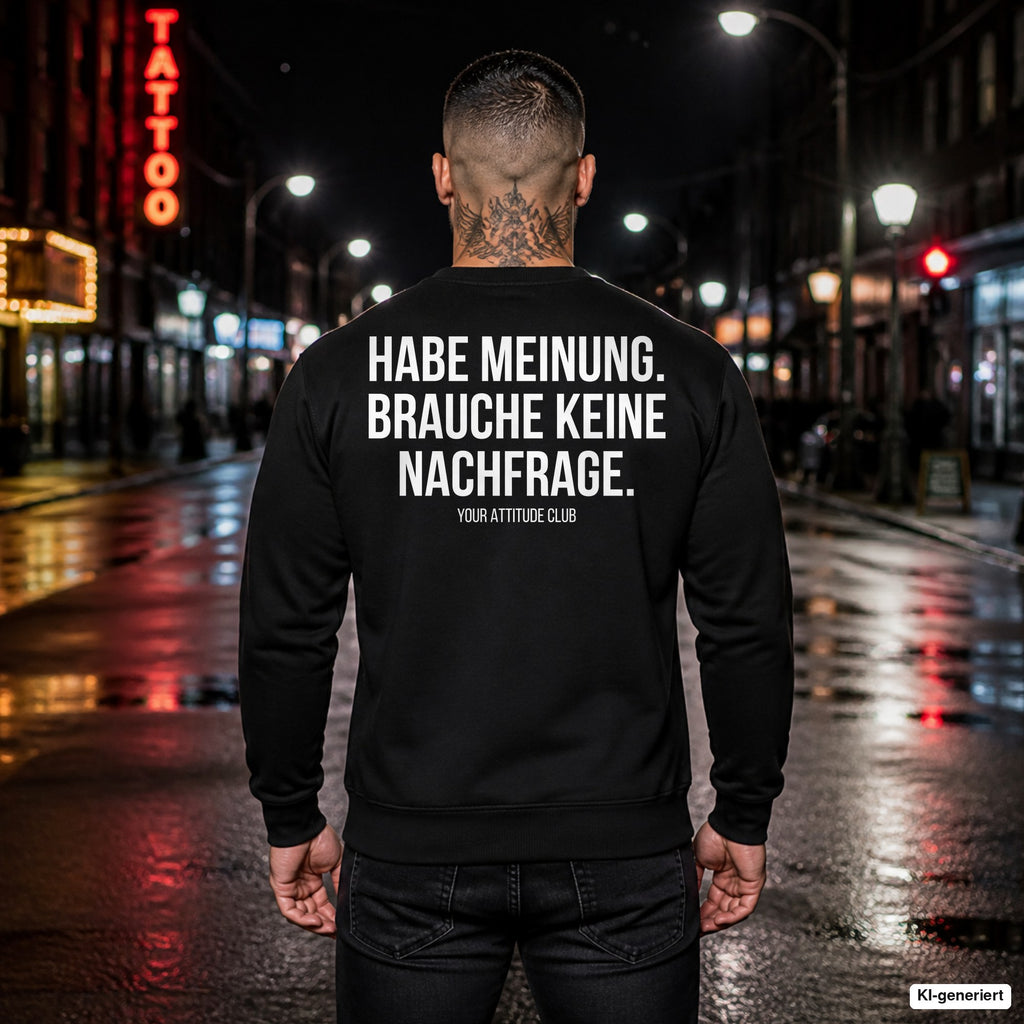 Habe Meinung. Brauche keine Nachfrage – schwarzer Pullover mit weißem Backprint, Herren in der Stadt bei Nacht