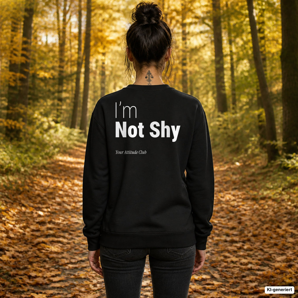 I’m not shy – schwarzer Pullover mit weißem Backprint, Damen beim Herbstspaziergang