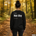 I’m not shy – schwarzer Pullover mit weißem Backprint, Damen beim Herbstspaziergang