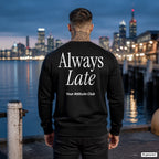 Always late – schwarzer Pullover mit weißem Backprint, Herren am Hafen