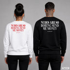 Nudes are so boring, send me money – Pullover mit Backprint, Frau in Weiß mit rotem und Mann in Schwarz mit weißem Aufdruck