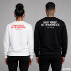 I’m not perfect, but I’m always real – Pullover mit Backprint, Frau in Weiß mit rotem und Mann in Schwarz mit weißem Aufdruck