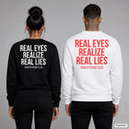 Real eyes realize real lies – Pullover mit Backprint, Frau in Schwarz und Mann in Weiß
