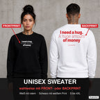 I need a hug. A huge amount of money – Pullover wahlweise mit Front- oder Backprint, Paar vor Betonwand