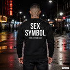 SEX SYMBOL – schwarzer Pullover mit weißem Backprint, Herren in der Stadt bei Nacht