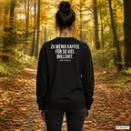 Zu wenig Kaffee für so viel Bullshit – schwarzer Pullover mit weißem Backprint, Damen beim Herbstspaziergang