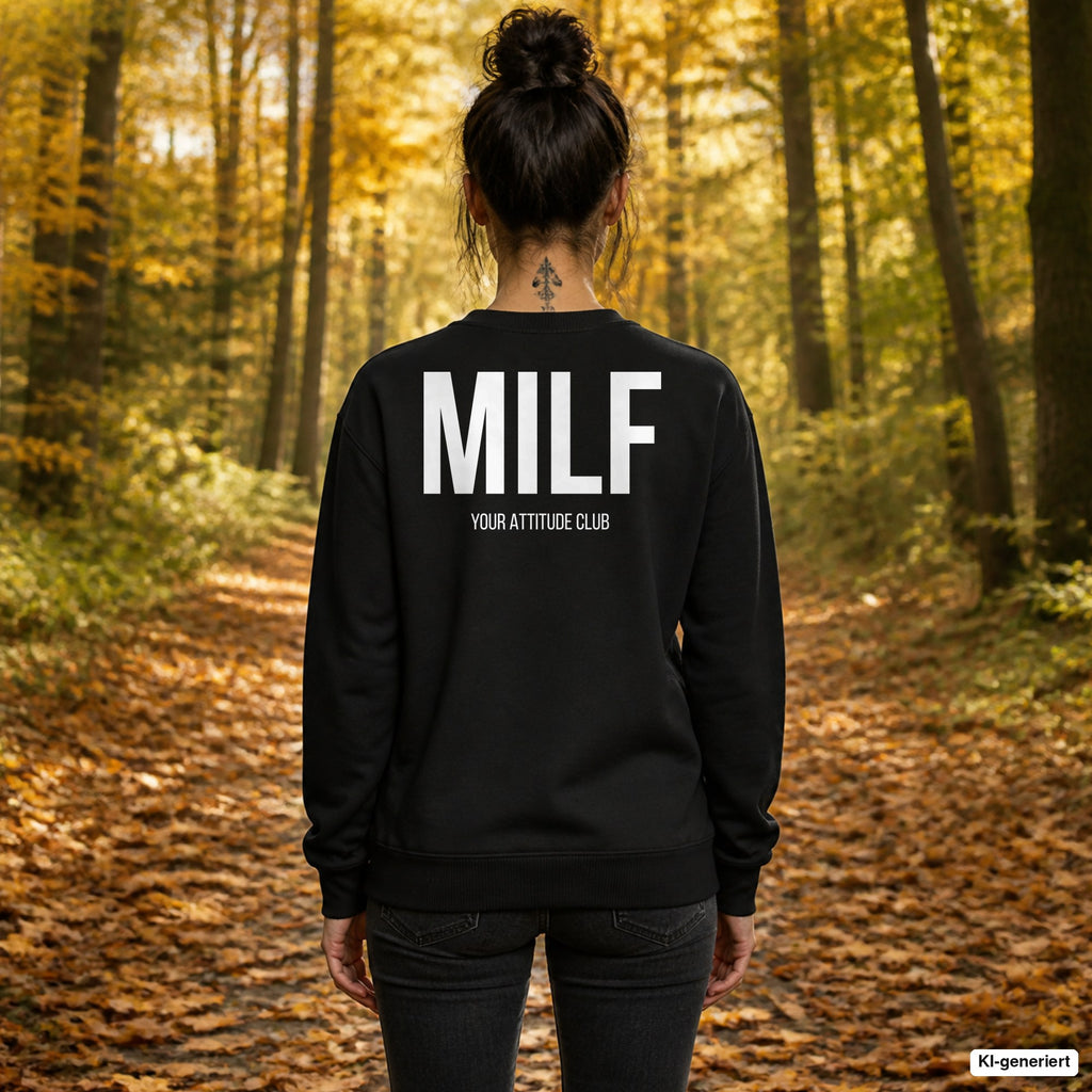 MILF – schwarzer Pullover mit weißem Backprint, Damen beim Herbstspaziergang