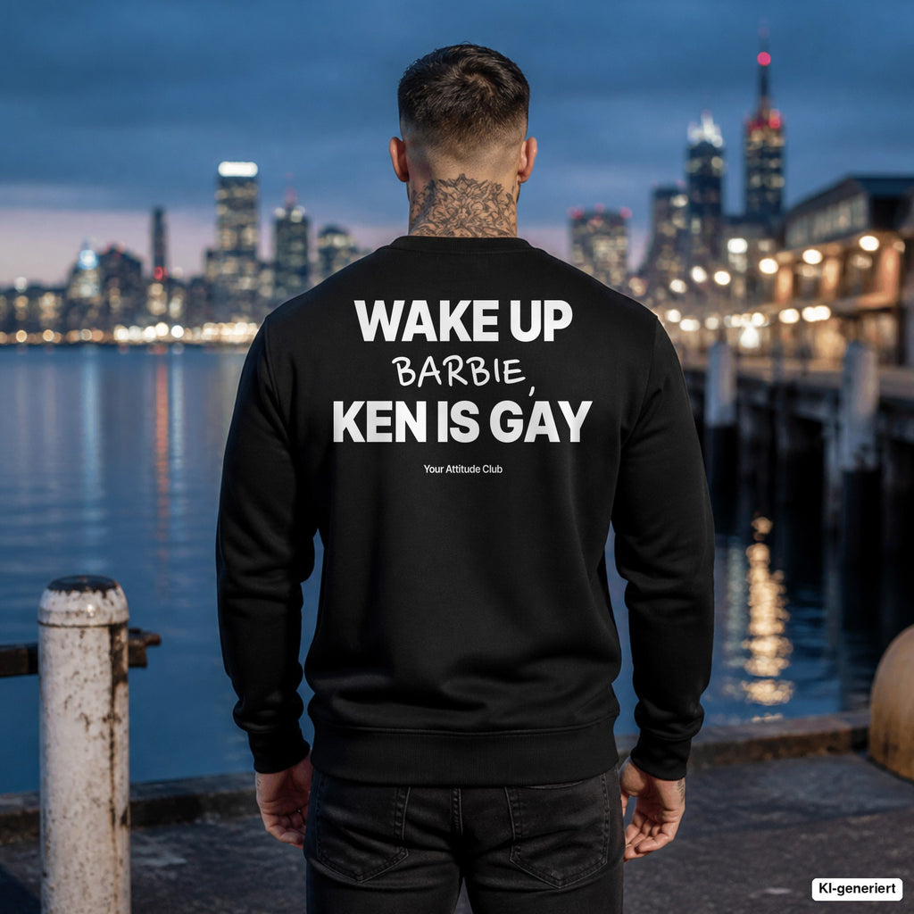 Wake up Barbie, Ken is gay – schwarzer Pullover mit weißem Backprint, Herren am Hafen