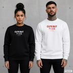 Cute but psycho – Pullover mit Frontprint, Frau in Schwarz und Mann in Weiß vor Betonwand