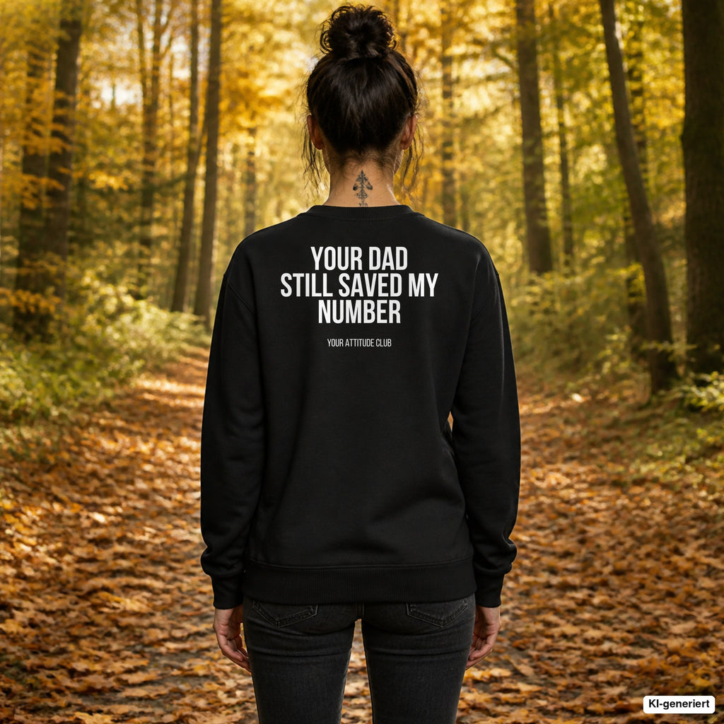 Your dad still saved my number – schwarzer Pullover mit weißem Backprint, Damen beim Herbstspaziergang