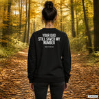 Your dad still saved my number – schwarzer Pullover mit weißem Backprint, Damen beim Herbstspaziergang