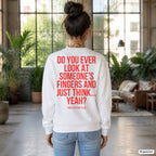 Do you ever look at someone’s fingers and just think... yeah – weißer Pullover mit rotem Backprint, Damen im Loft