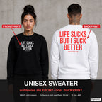 Life sucks but I suck better – Pullover wahlweise mit Front- oder Backprint, Paar vor Betonwand