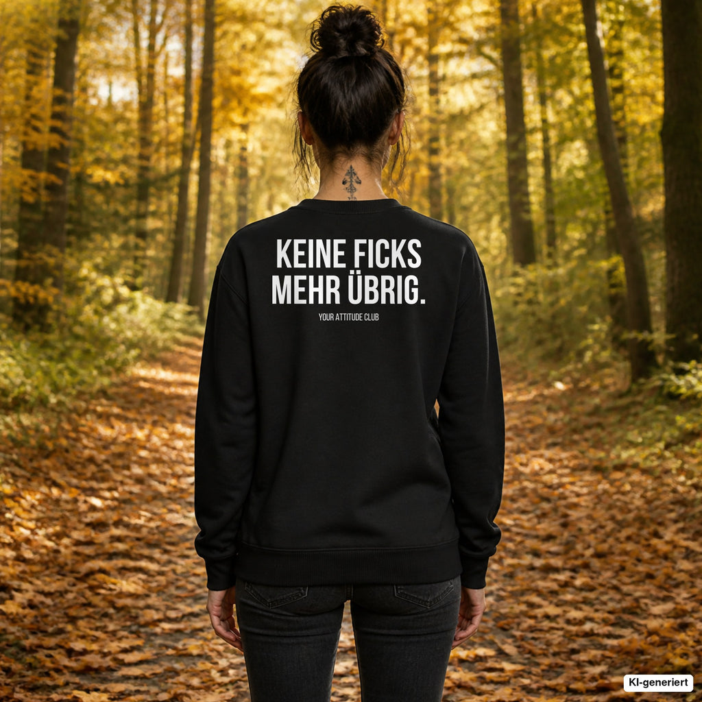 Keine Ficks mehr übrig – schwarzer Pullover mit weißem Backprint, Damen beim Herbstspaziergang