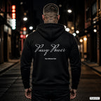 Pussy Power – schwarzer Hoodie mit weißem Backprint, Herren in der Stadt bei Nacht
