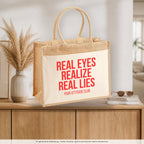 Real eyes realize real lies – Jutetasche mit Spruch, auf dem Sideboard im Flur