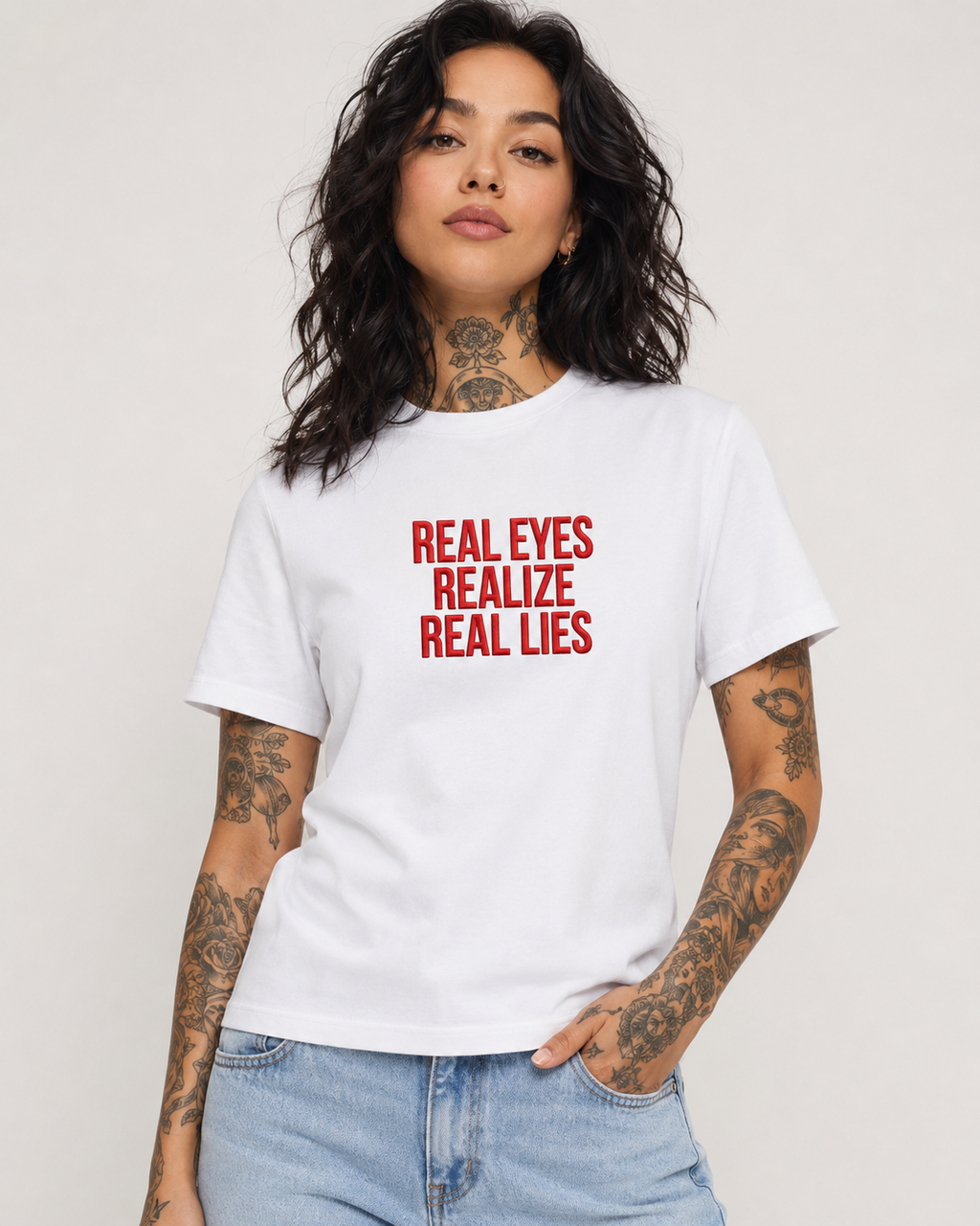 REAL EYES REALIZE REAL LIES – besticktes Damen Shirt, Statement T-Shirt, frecher Spruch, Geschenk für Freundin, Bio-Baumwolle, Weiß oder Schwarz