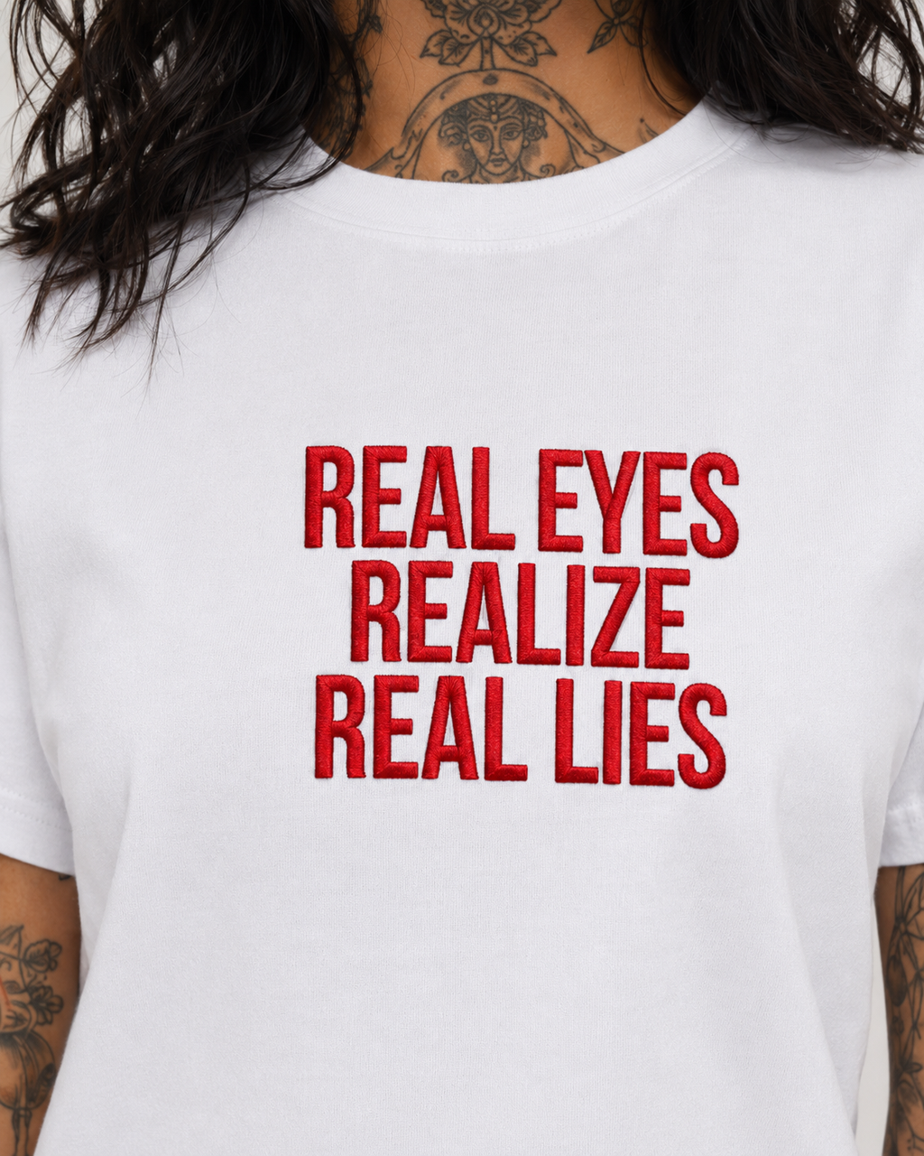 REAL EYES REALIZE REAL LIES – besticktes Damen Shirt, Statement T-Shirt, frecher Spruch, Geschenk für Freundin, Bio-Baumwolle, Weiß oder Schwarz