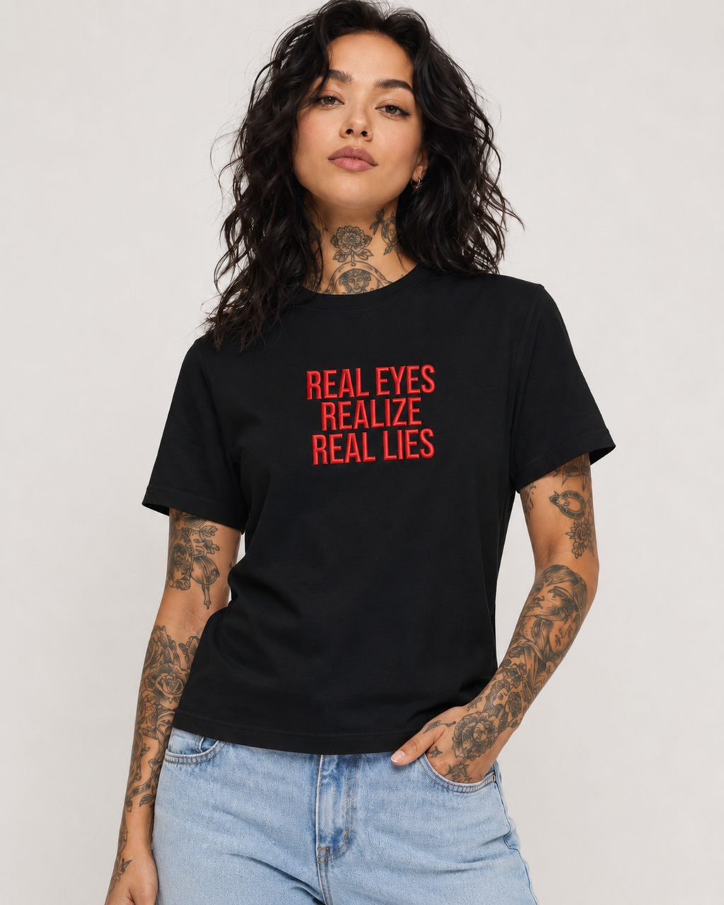 REAL EYES REALIZE REAL LIES – besticktes Damen Shirt, Statement T-Shirt, frecher Spruch, Geschenk für Freundin, Bio-Baumwolle, Weiß oder Schwarz