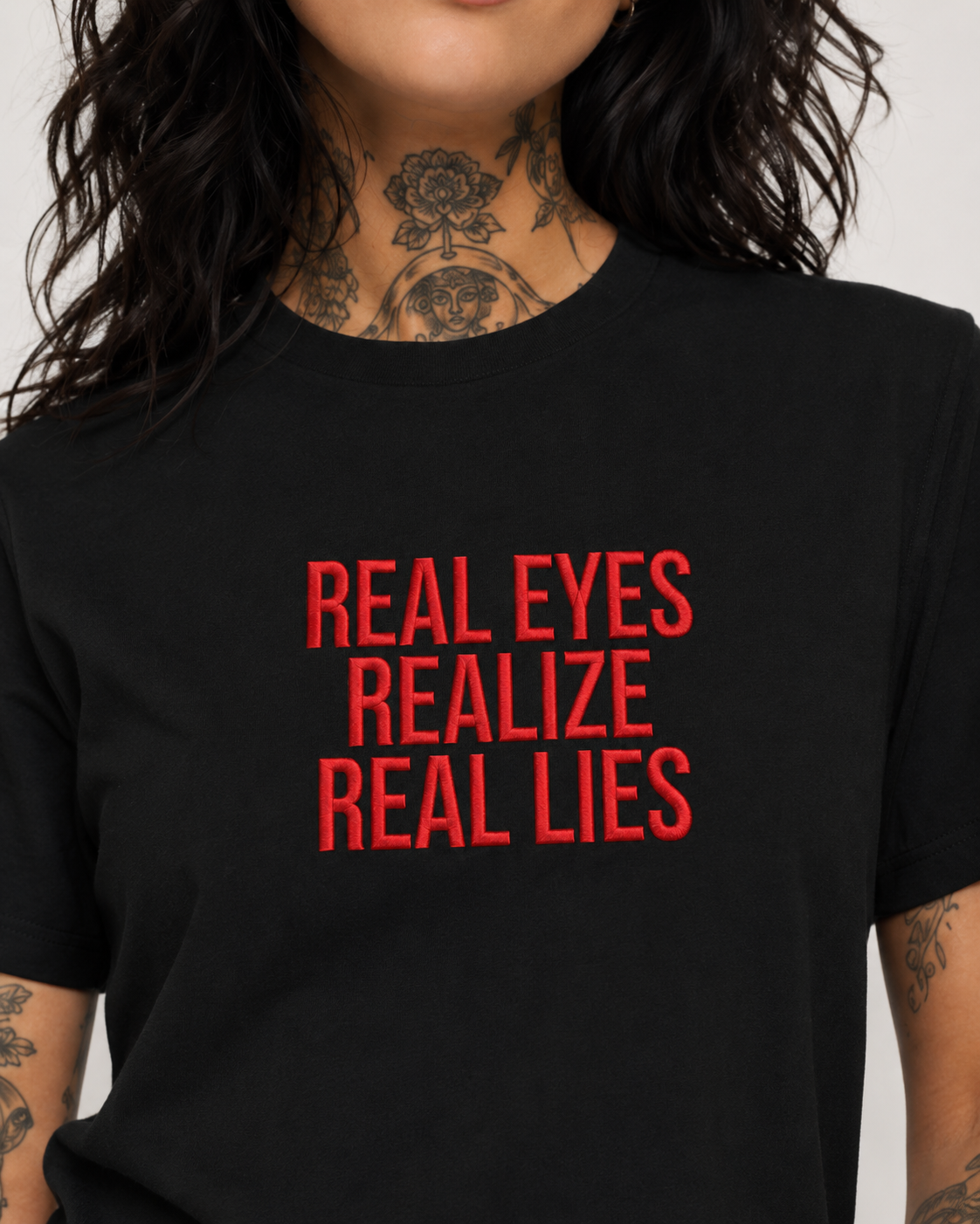REAL EYES REALIZE REAL LIES – besticktes Damen Shirt, Statement T-Shirt, frecher Spruch, Geschenk für Freundin, Bio-Baumwolle, Weiß oder Schwarz